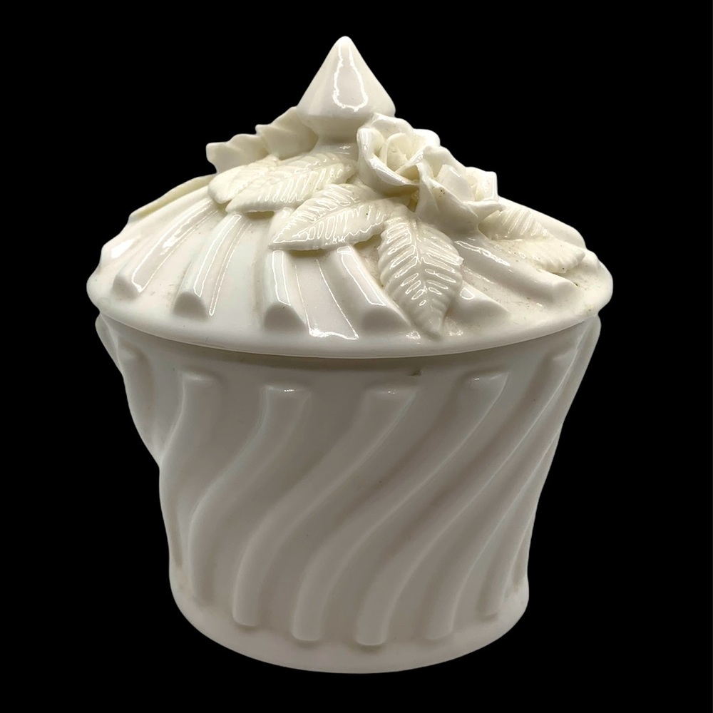 Lefton jewelry/trinket box with lid White